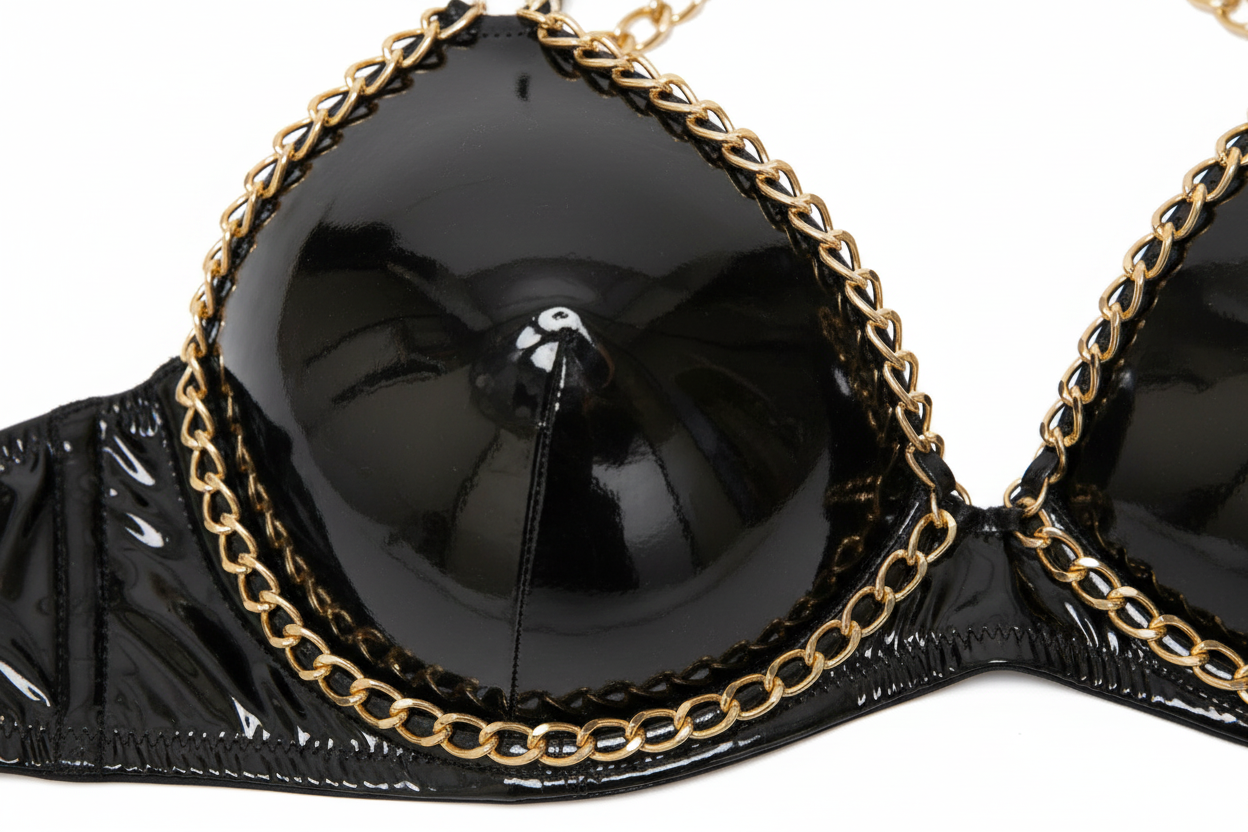 Detalle cadenas doradas