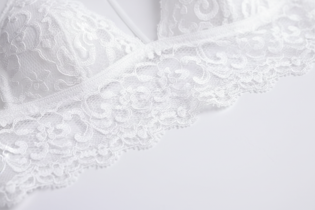 Detalle encaje blanco floral